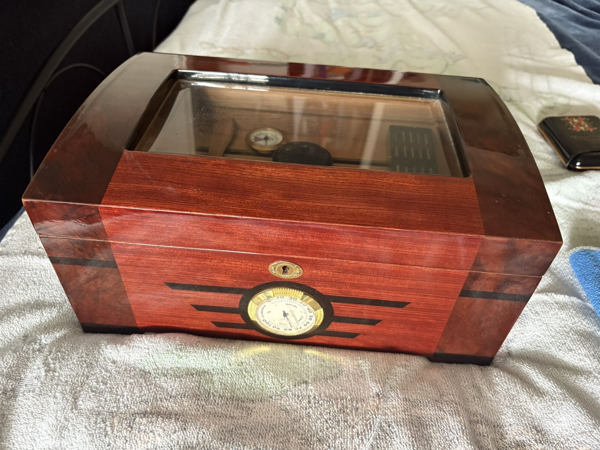 Cigar humidor
