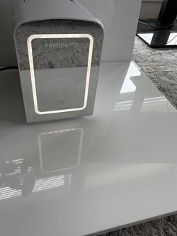 Frigidaire Gallery 6L 9 Can Skincare Mini Fridge Lighted Mirror EFMIS172 White