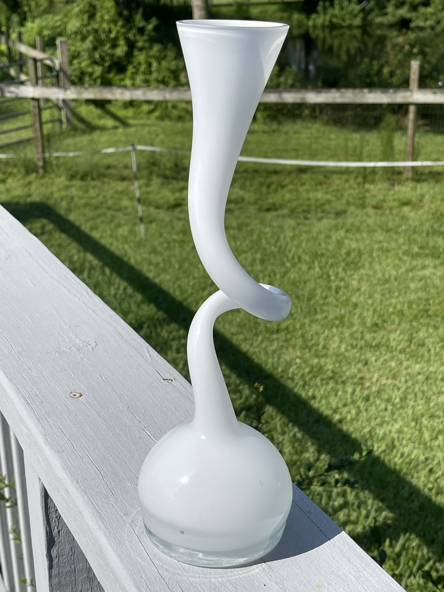 Vintage Makora Krasnodar White Corkscrew vase 38-401