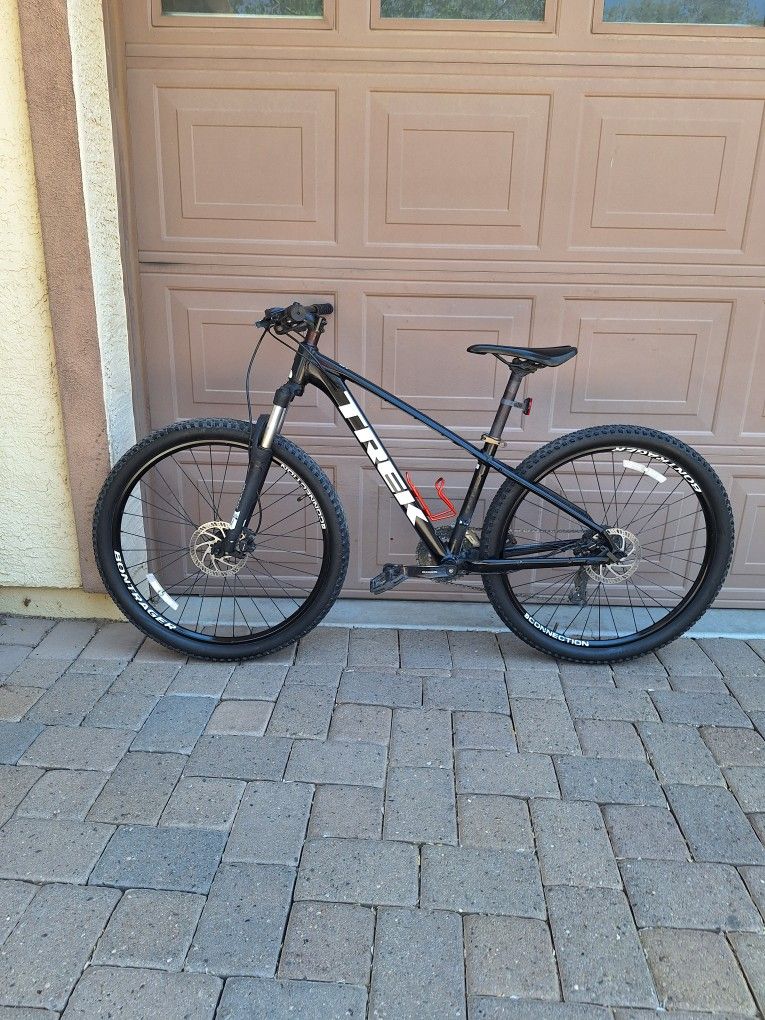 TREK MARLIN 5 MOUNTAIN BIKE 27.5 INCH LIKE NEW ( CHECK MY OTHER BIKES)