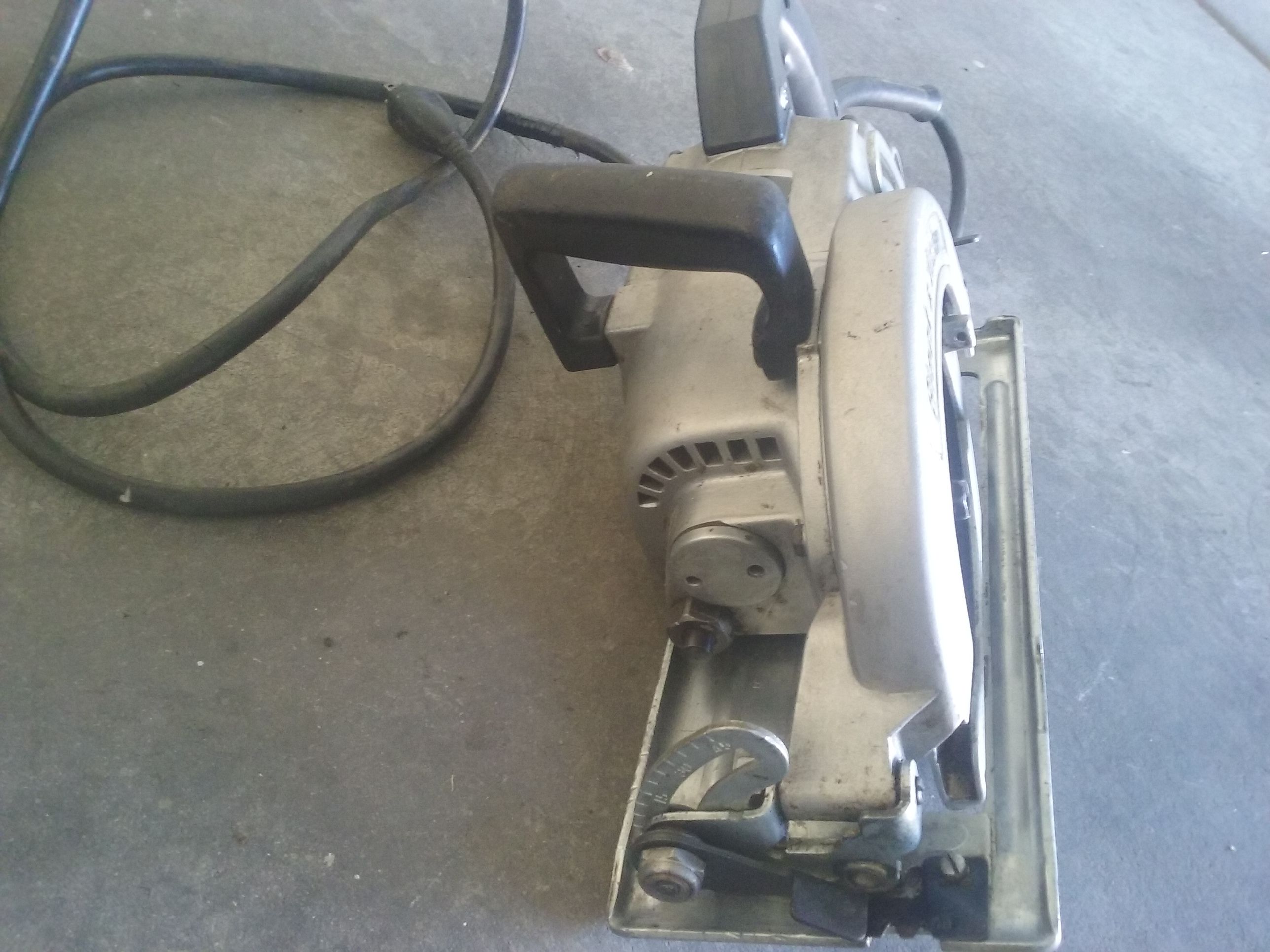 BLACK DECKER PROFESSIONAL 7 1 4 WORM DRIVE SAW. MODEL 3051 for