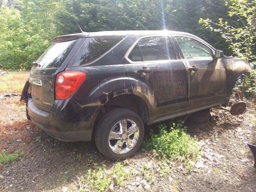 Parting 2011 Chev Equinox Lots Good Body Parts