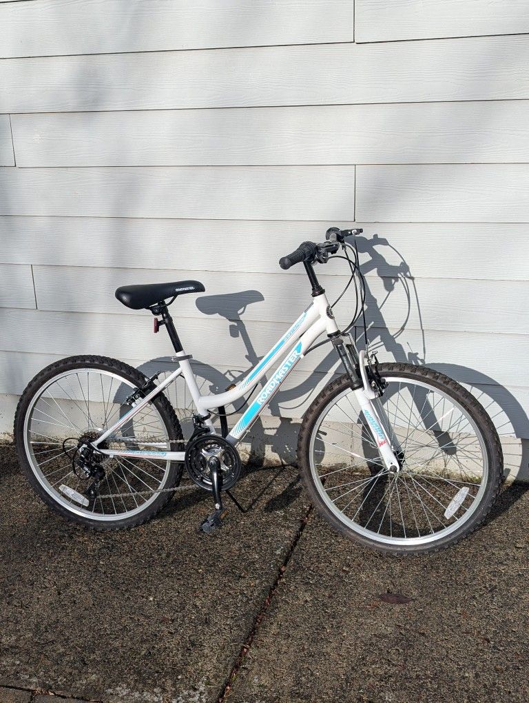 Youth Teen Bike White Blue Roadmaster Bicycle NEAR NEW!!!