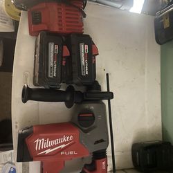 Milwaukee Fuel Rotary Hammer + 8.0/6.0 Charger