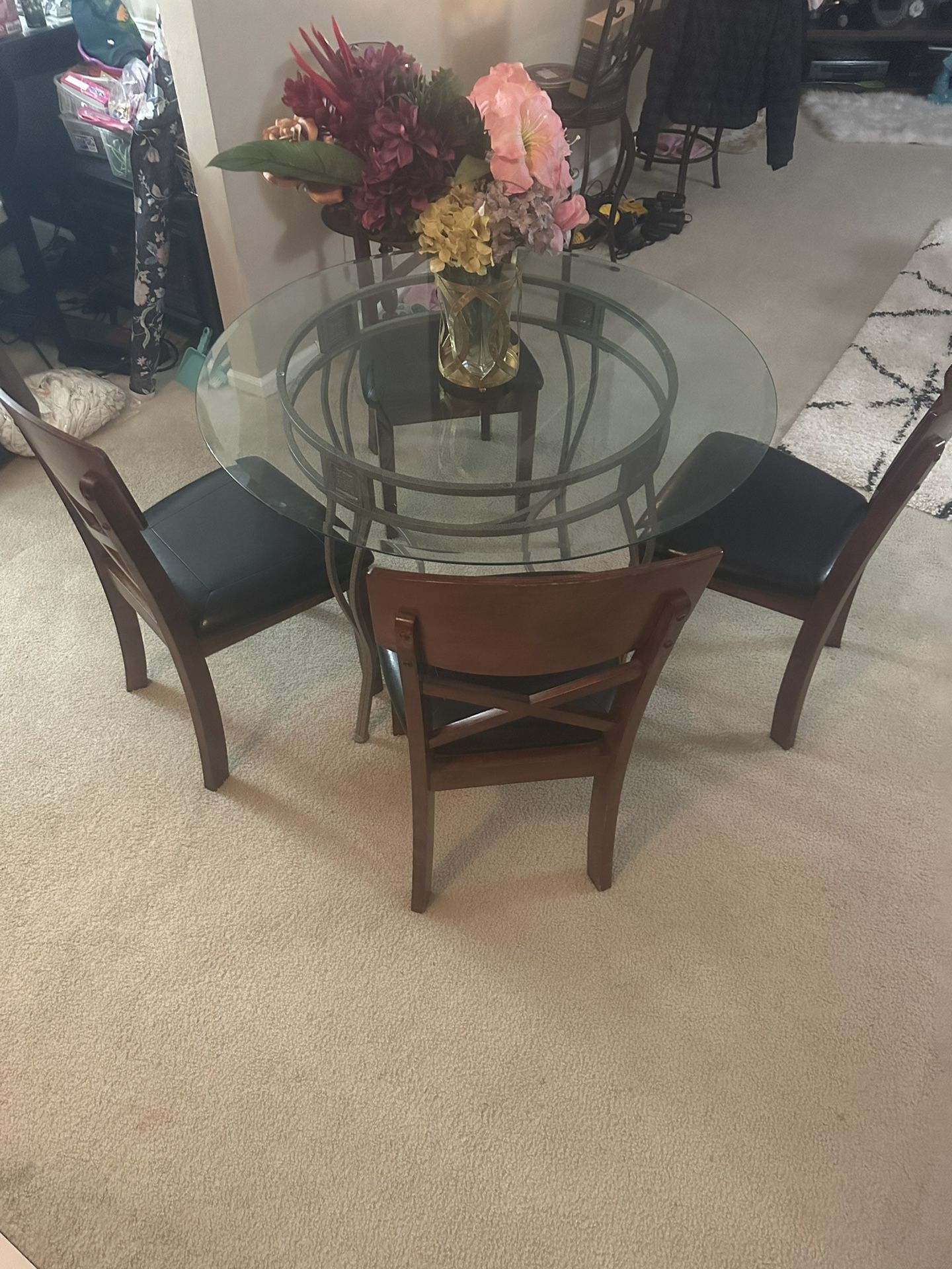 glass table With four chairs