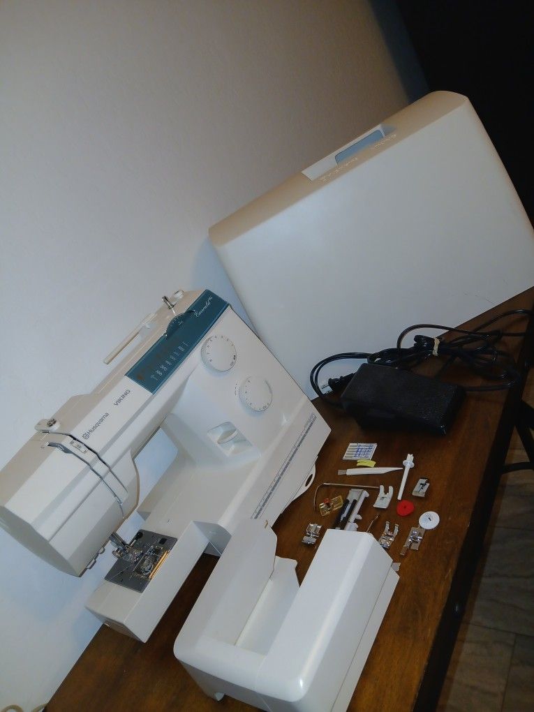 Husqvarna Viking Emerald 116 Sewing Machine Excellent Condition- tested π