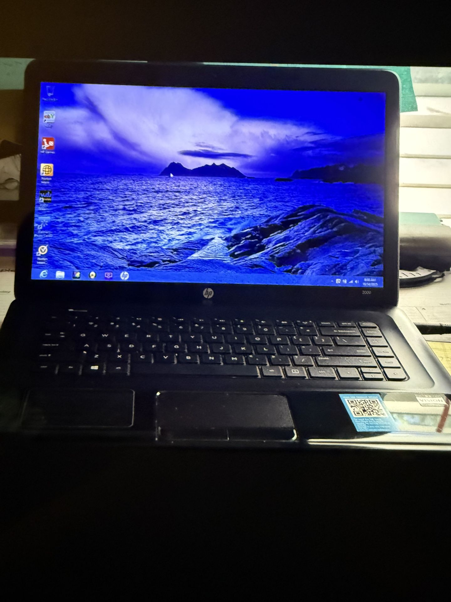 HP 2000 Win8  15.5” Laptop - EXCELLENT CONDITION