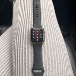 For Sale: Apple Watch Series 5 – 40MM (Unlocked)