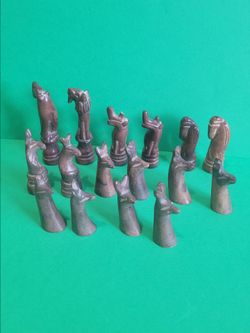 Hand-carved soapstone chess set with 16 safari animal pieces Brown/natural stone