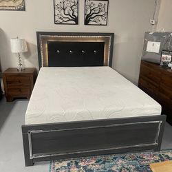 Lodanna Gray Queen Panel Bed w/ LED