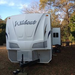 2008 30 Ft RV Camper Wildcat 