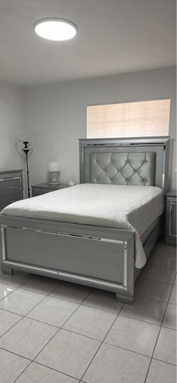 Bedroom Set 4 Piece / Juego de Cuarto 4 Piezas