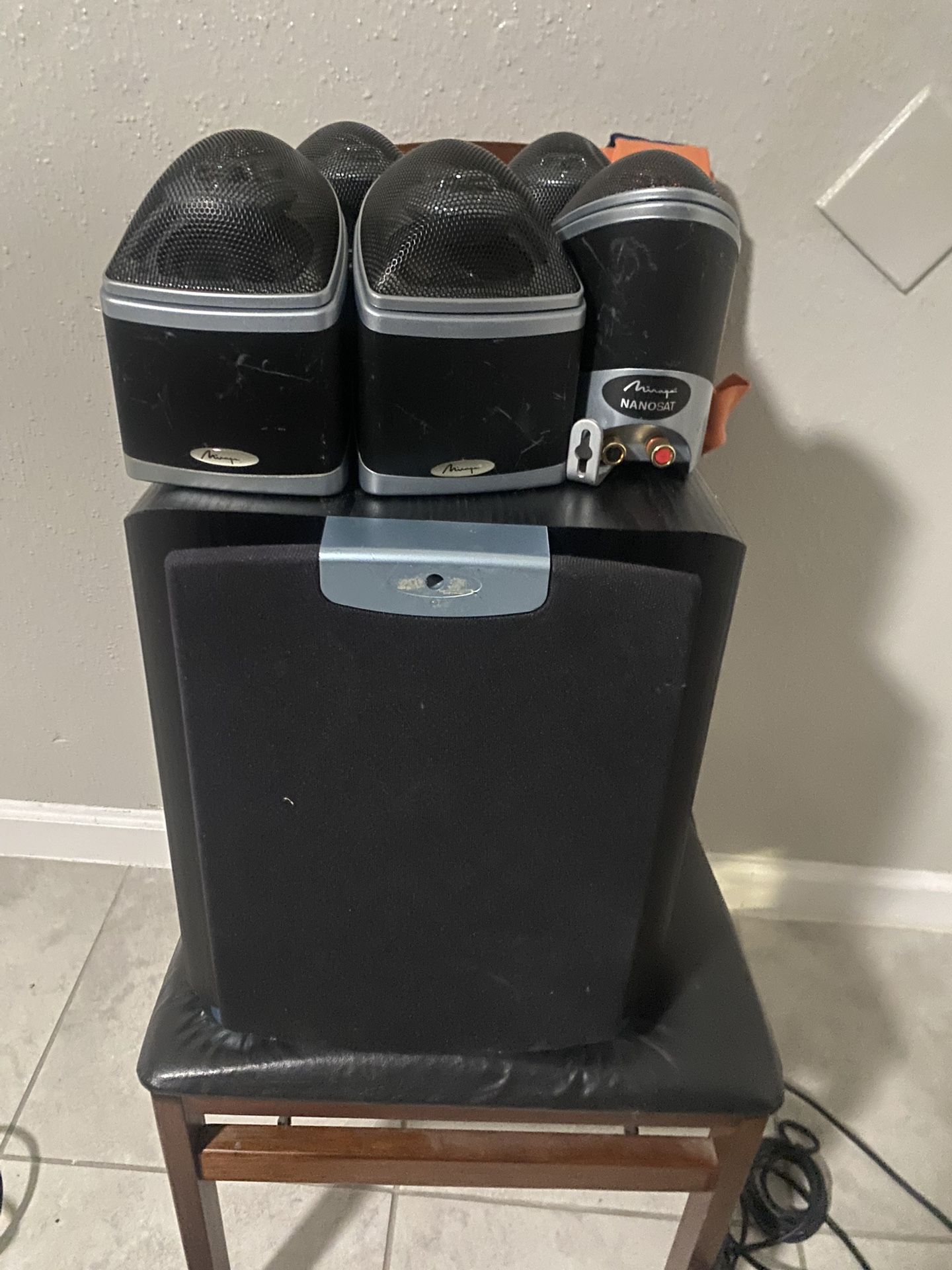 Subwoofer Y Bocinas MIRAGE 