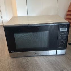 The Genius Sensor 1200W Microwave
