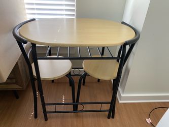 Small Dining table with 2 chairs in good condition