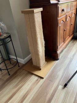 Cat scratching post -well used