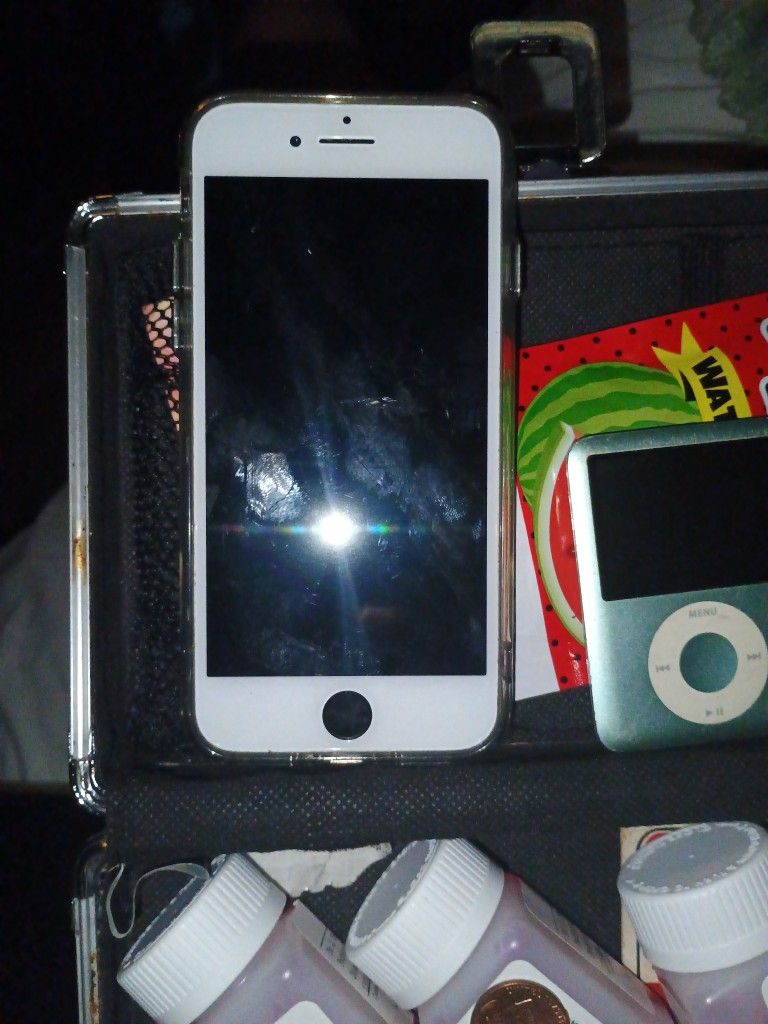 White iPhone SE, iPod