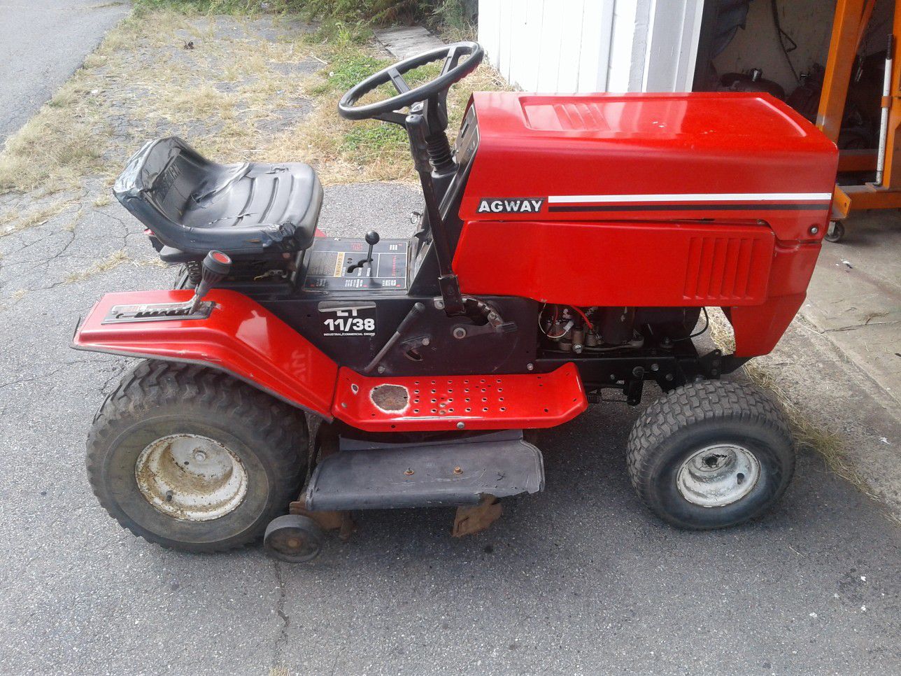 Agway 11 hp lawn tractor 7 speed w/reverse great for plow