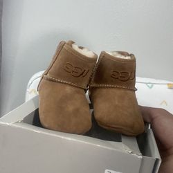 2/3 C UGG boots shoes