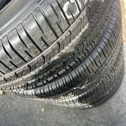 Tengo un set de llantas seminuebas marca Goodyear EAGLE RSA 265 60 R17 intalacion y balanceó por el mismo precio 