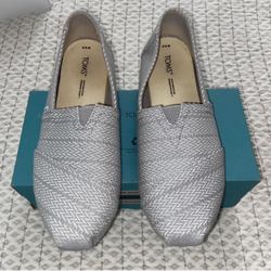 Women Tom’s Canvas shoes