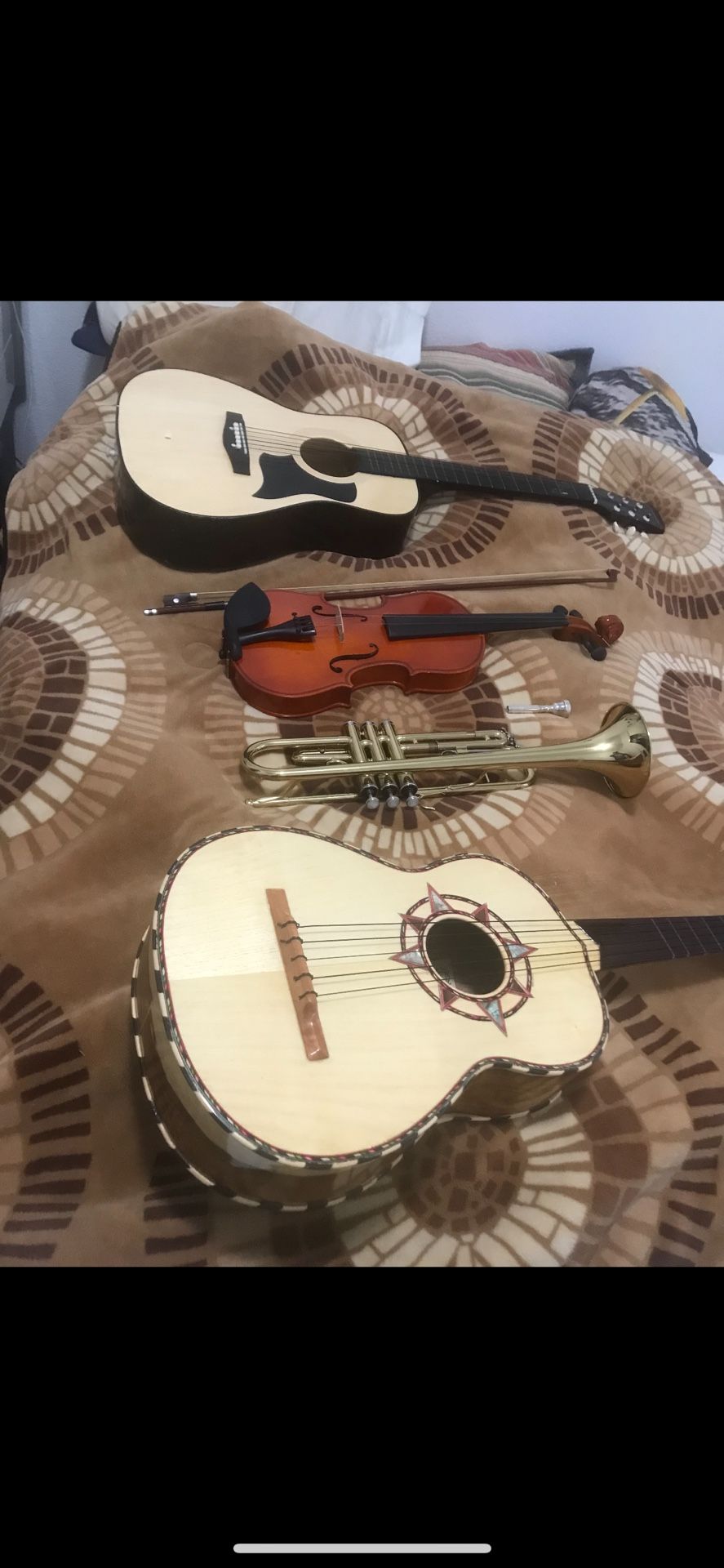 1 Guitar 1 Vihuela 1 Violin 1 Trumpet