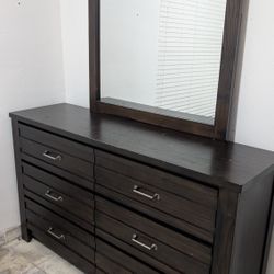 Dresser In Good Condition With Mirror