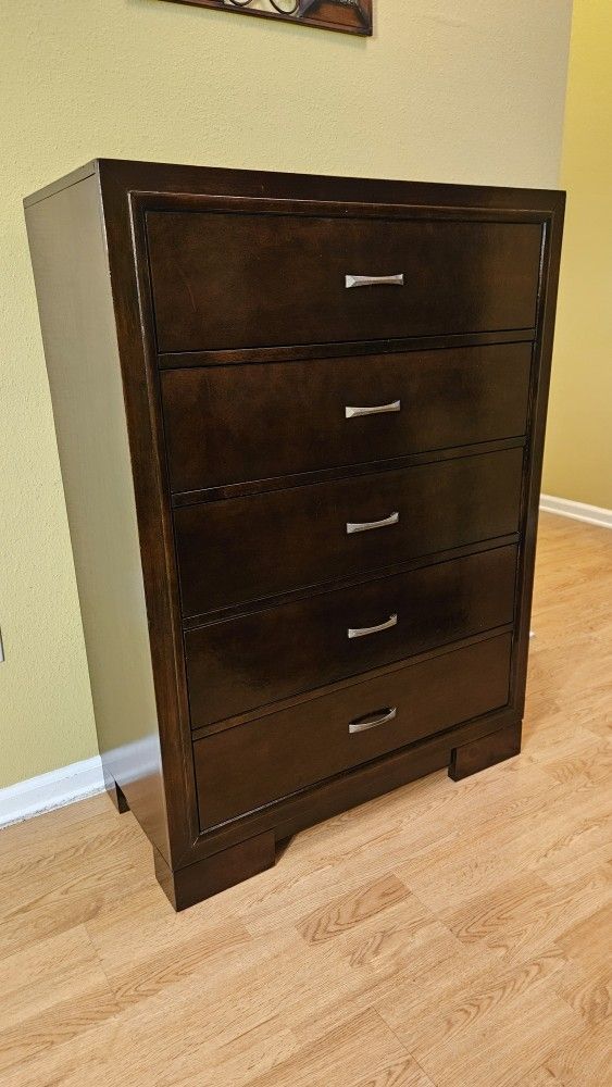 Clean And Nice Brown 5 Drawer Chest /Tall Dresser. 