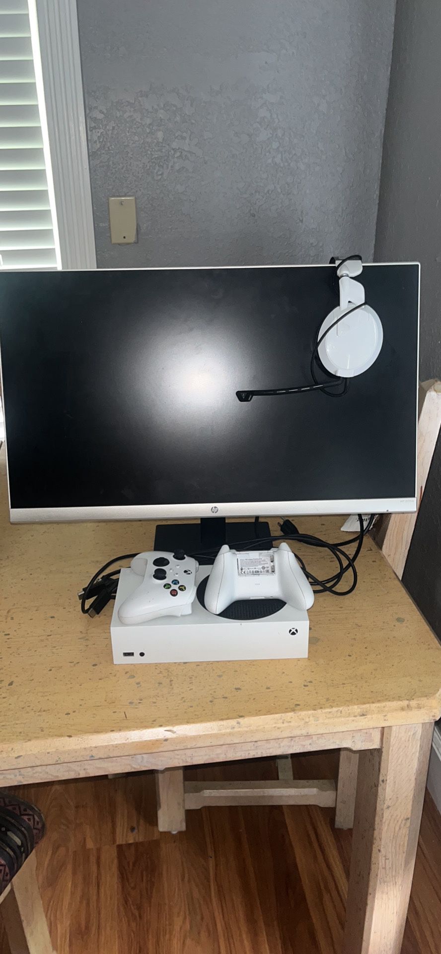 Xbox Series s, HP Monitor, Headset, 2 Controllers