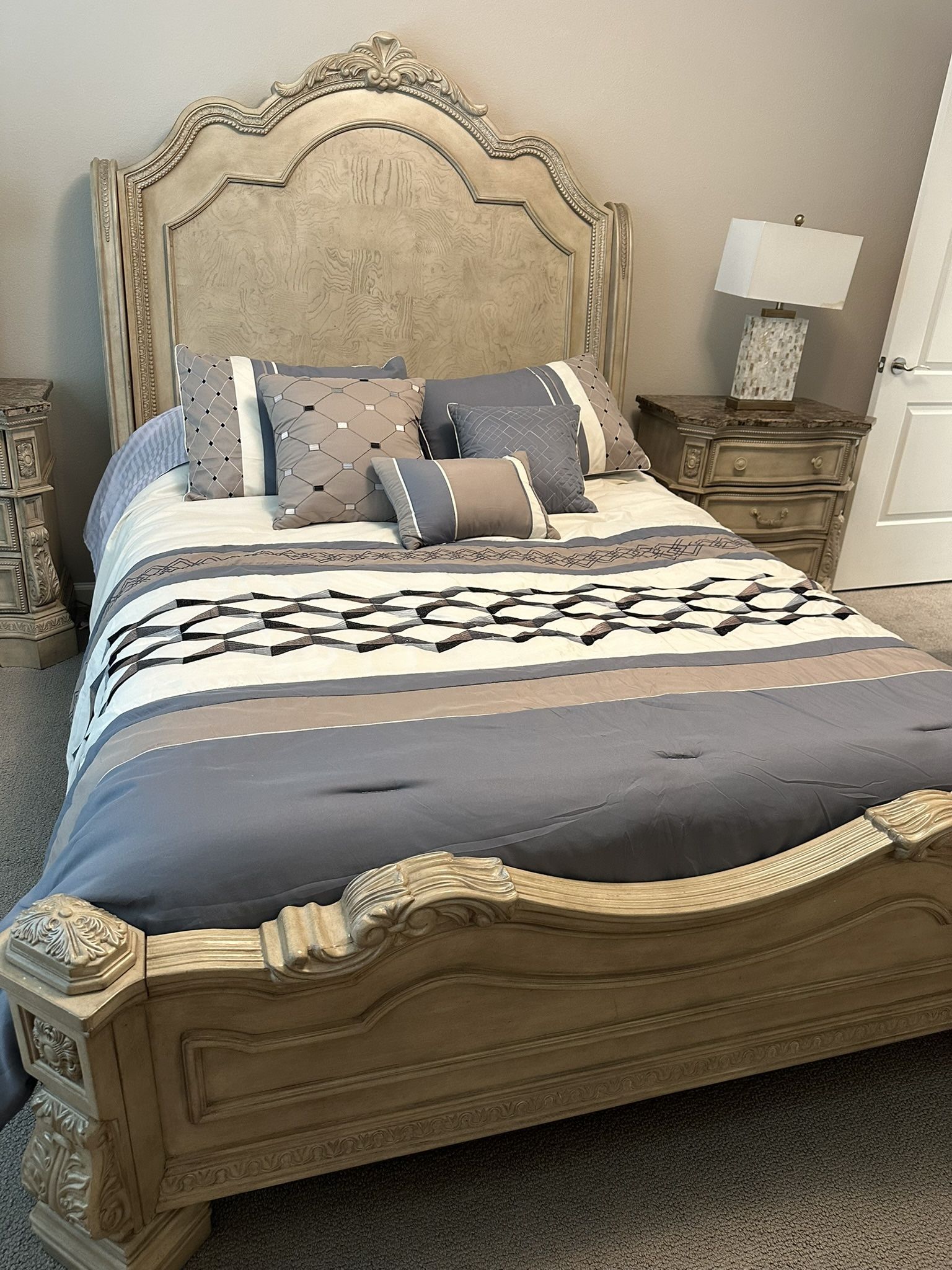 Gorgeous 5 Piece Queen Bedroom Set