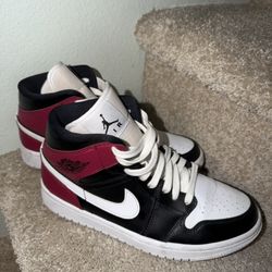 Women’s Jordan 1 Mid Size 8.5