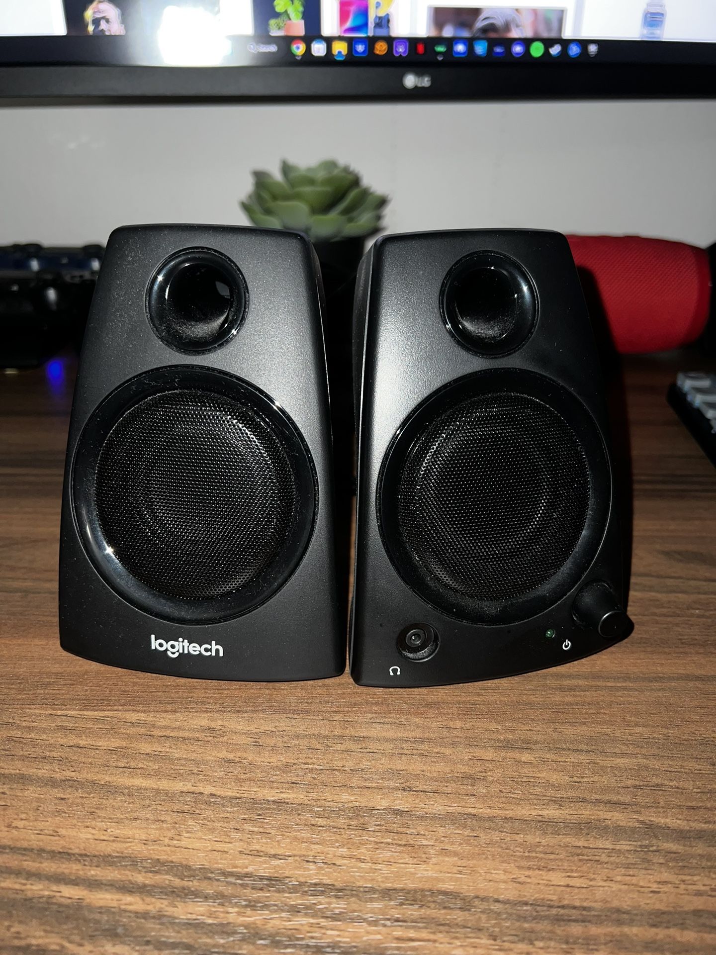 Logitech 3.5mm Jack Compact Laptop Speakers - Black