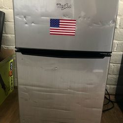 Whirlpool mini fridge with freezer