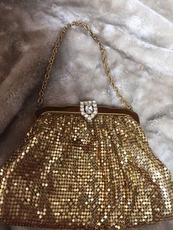 Vintage 1930's art deco Whiting & Davis Co gold mesh evening bag with rhinestone clasp and 10 inch gold tone chain.