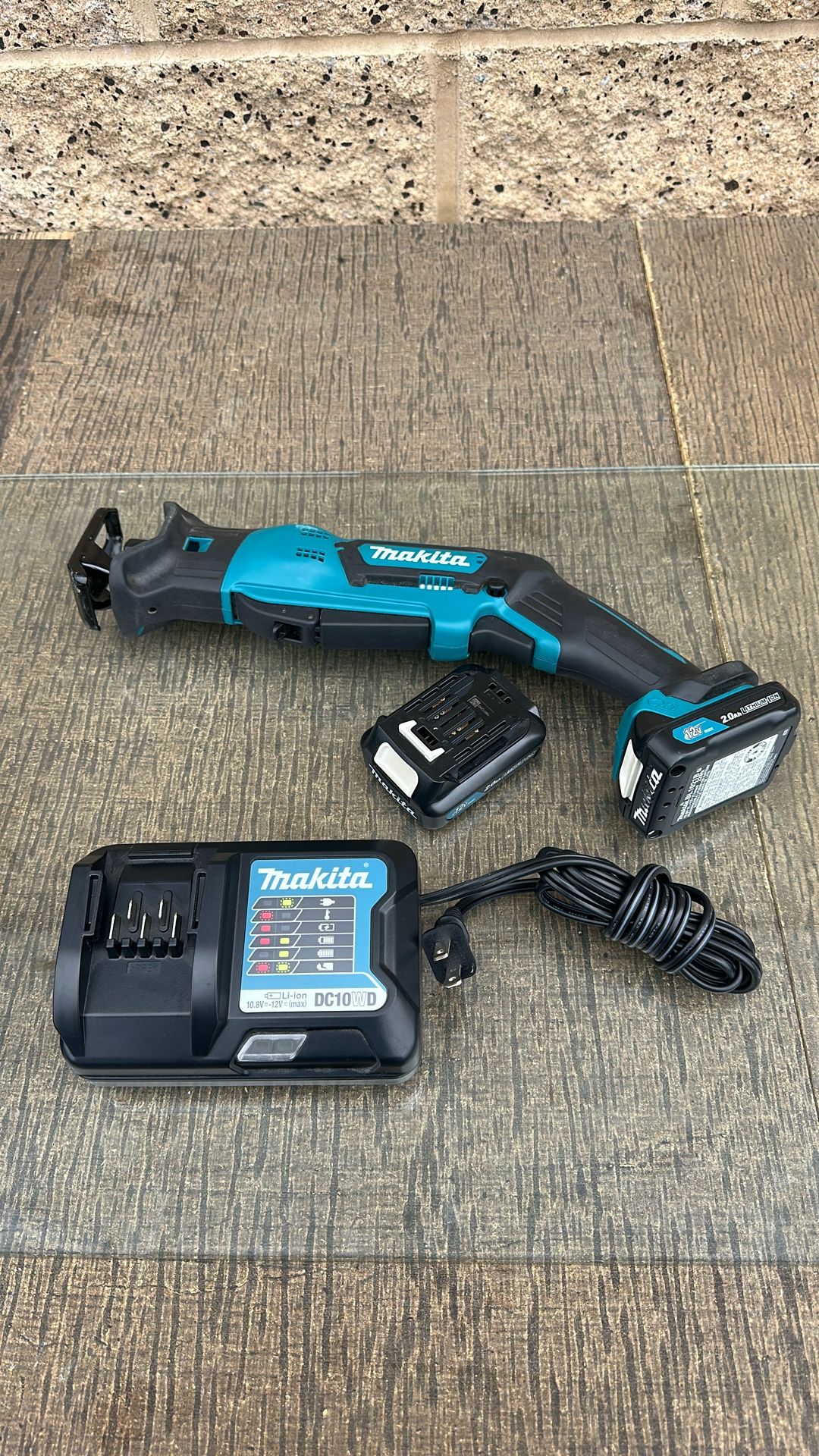 Makita 18V Oscillating Tool Kit – XMT03Z + 2 Batteries, Charger, Case