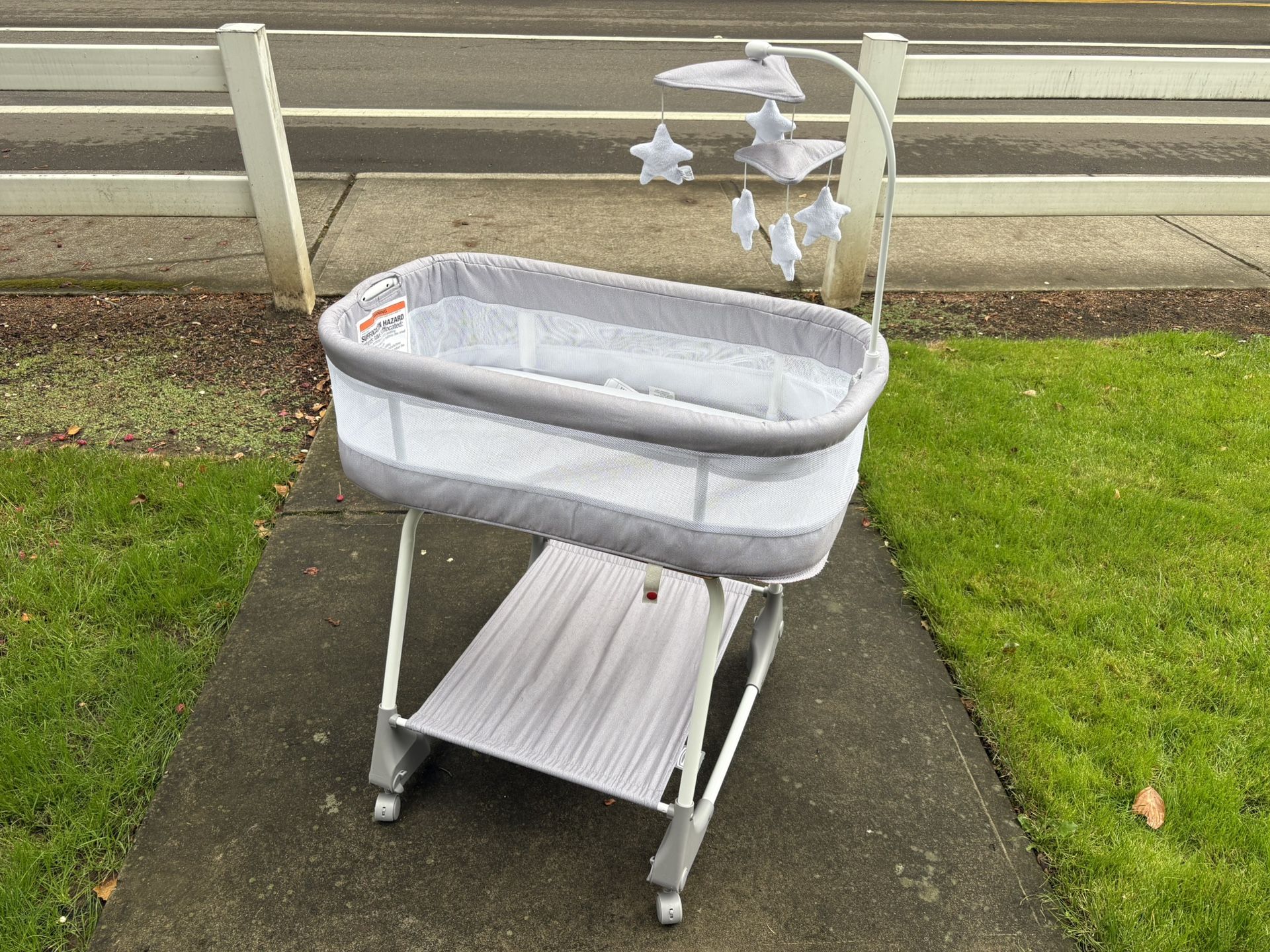 Simmons Kids' Shooting Star Rocking Bassinet with Airflow Mesh - Platinum