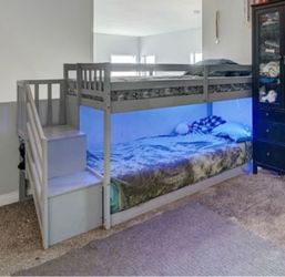 Twin bunk bed