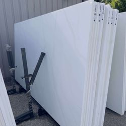 QUARTZ STONE SLABS SUPER JUMBO IN CALACATTA GOLD 📏Each slabs cover  75.7 sq.ft, Thickness 3 cm 🔥Price $915 per Slab🔥 