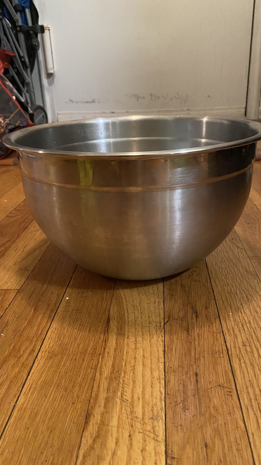 Vintage 8 Qt. 7.5L Bowl. Stainless Steel Circle Style Bowl. Made in Korea. Brushed Finish with Shiny Top Border Stripe. Deep Bowl.