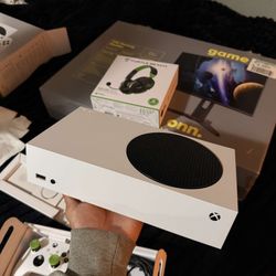 Xbox Series S 1TB And Headset 