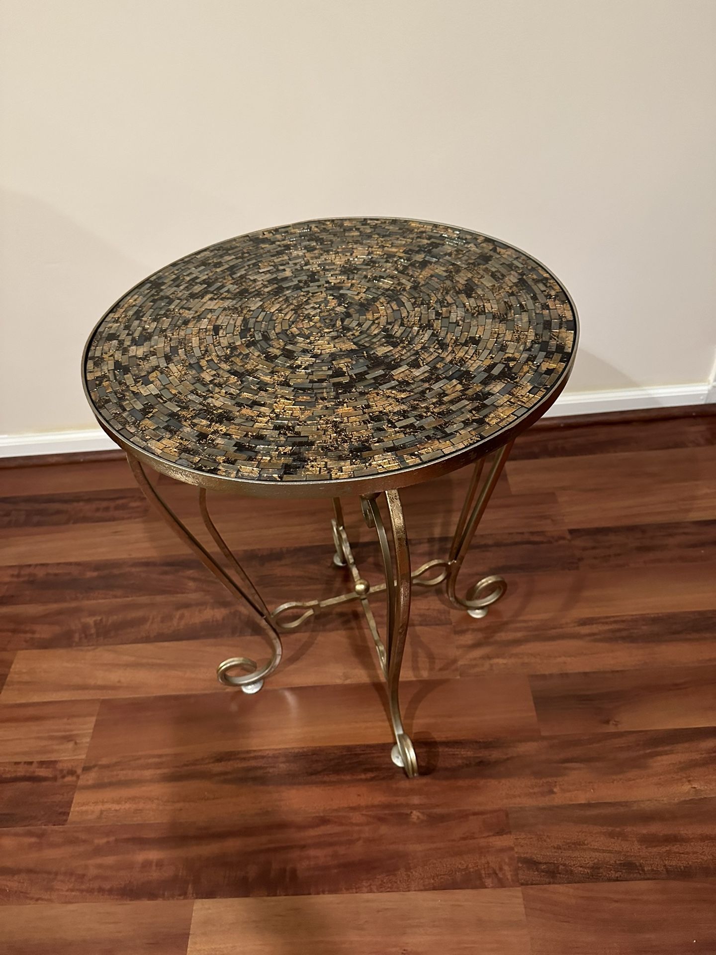 BRAND NEW PIER 1 MOSAIC GOLD ROUND TABLE 25x20