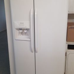 Side by Side White Frigidaire Frigeratora