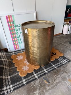 Round end table (metal)