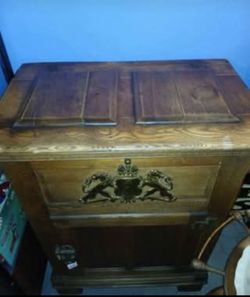 Beautiful Antique Oak ice box with Crest