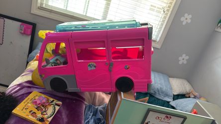 Barbie Camper, Doll Playset with 60 Accessories, Ruim 80 cm hoog, Multicolor