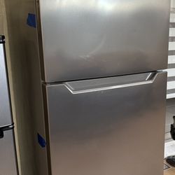 Frigidaire Refrigerator with Top Freezer 