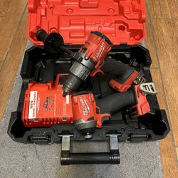 Milwaukee Impac Drill And Hammer Incluye Cargador No Pilas 