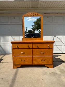 ‼️6 DRAWER SOLID WOOD DRESSER WITH MIRROR‼️FOR SALE 200$ OR BEST OFFER🚚DELIVERY AVAILABLE🚚GREAT CONDITION‼️
