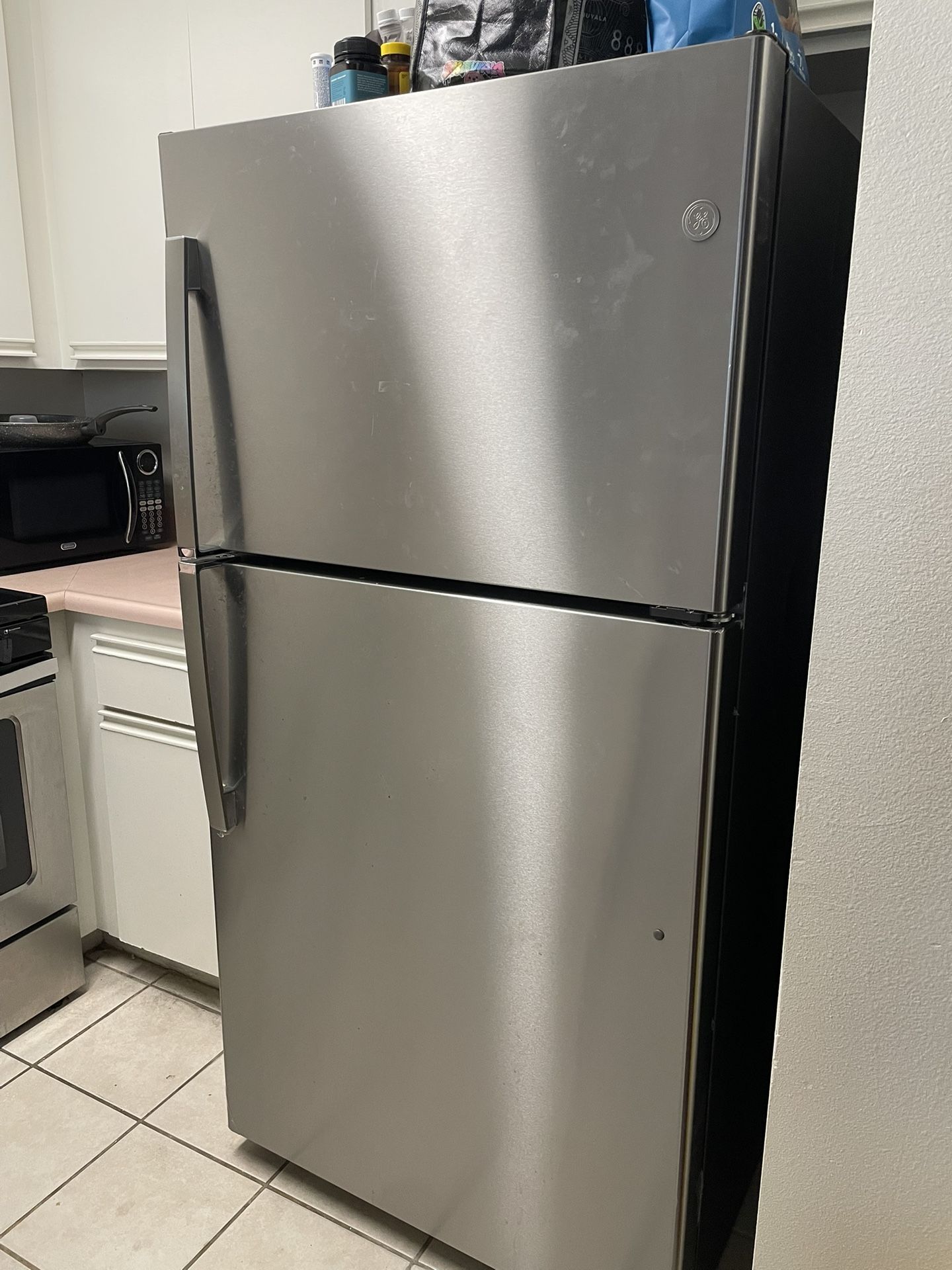 GE 21.9 Cu. Ft. Top-Freezer Refrigerator