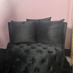 Black Tufted Agent Chair  